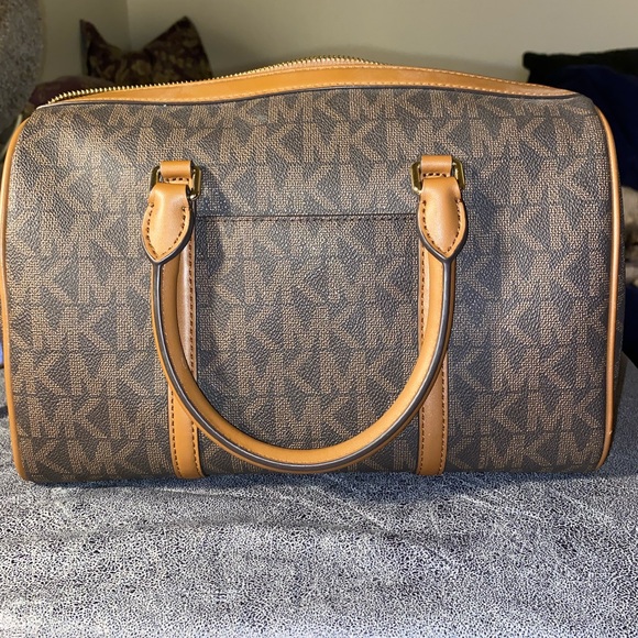 Michael Kors Medium Size barrel handbag/crossbody with strap - Picture 3 of 4